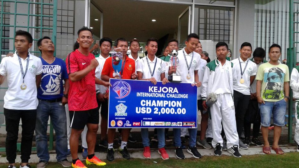 Aji Santoso International Football Academy Copyright: © IAN SETIAWAN/INDOSPORT